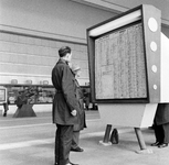 152584 Afbeelding van reizigers bij het vertrektijdenbord in de hal van het N.S.-station Rotterdam C.S. te Rotterdam.
